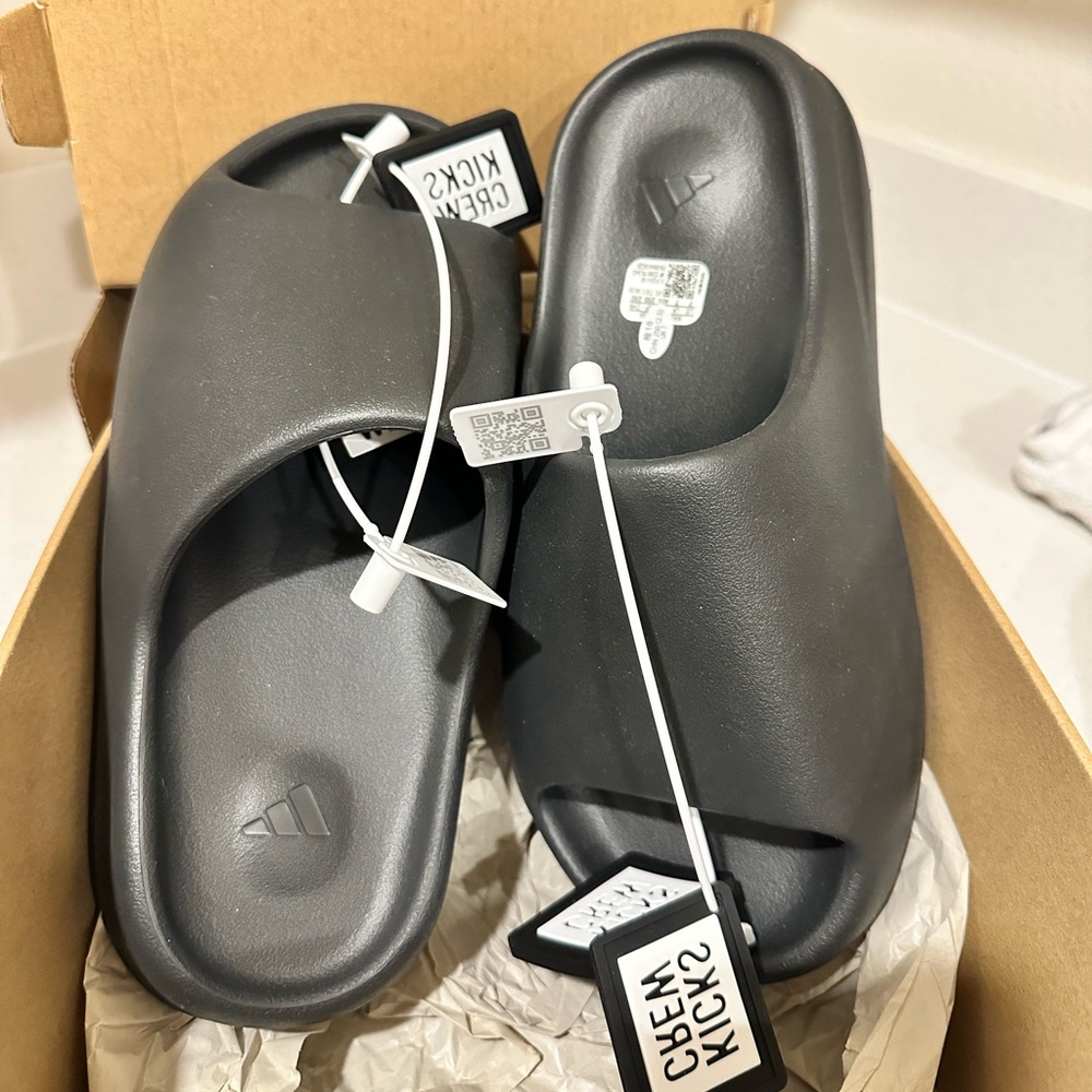 Yeezy Slides Black Men’s Size 7
